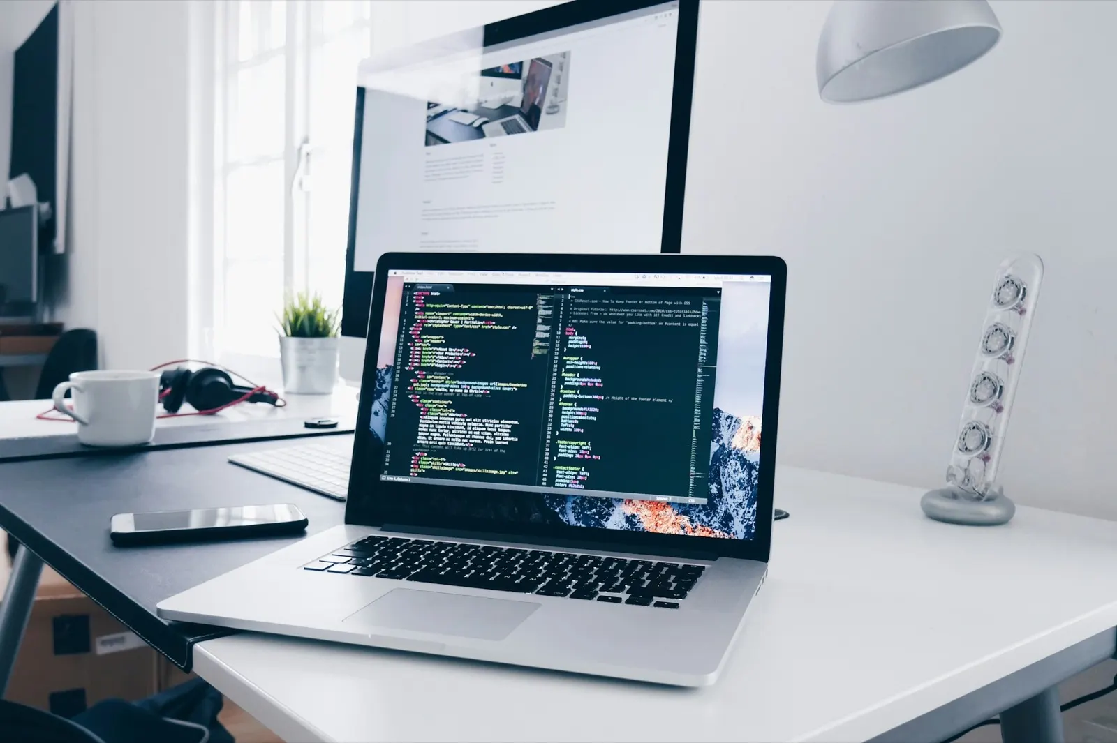 Desarrollador trabajando en código WordPress a medida