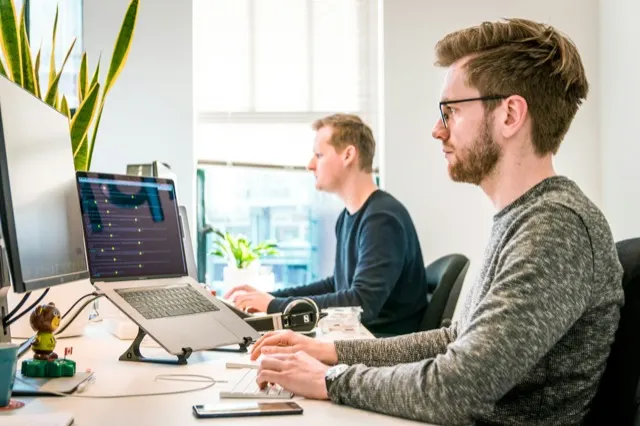 Equipo analizando una solución digital